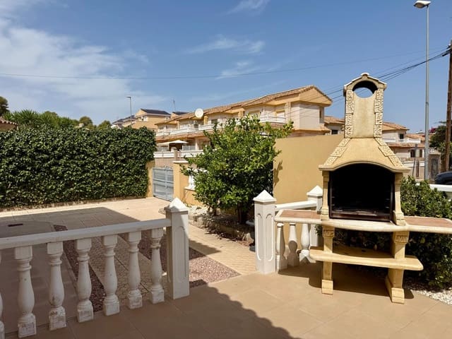 Chalet de 3 habitaciones en Villamartin, Orihuela en venta con piscina - 339.000 € (Ref: 9961984)