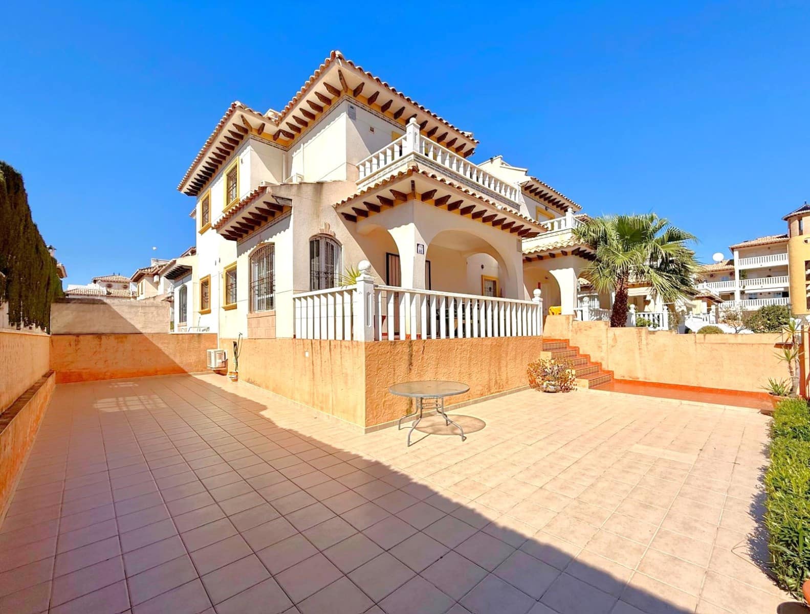2 makuuhuone Omakotitalo myytävänä paikassa Orihuela Costa mukana uima-altaan - 221 000 € (Ref: 9961986)