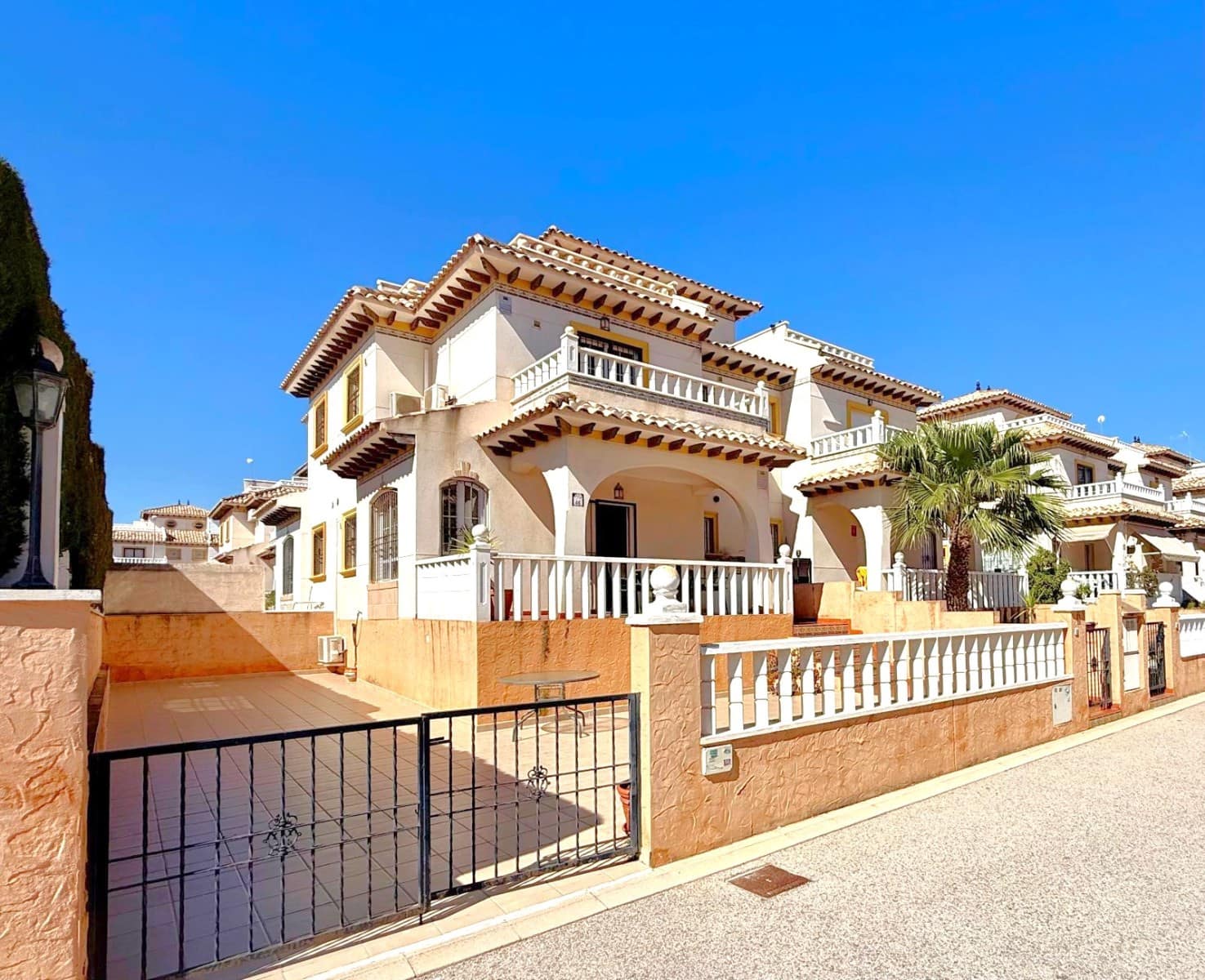 2 makuuhuone Omakotitalo myytävänä paikassa Orihuela Costa mukana uima-altaan - 221 000 € (Ref: 9961986)