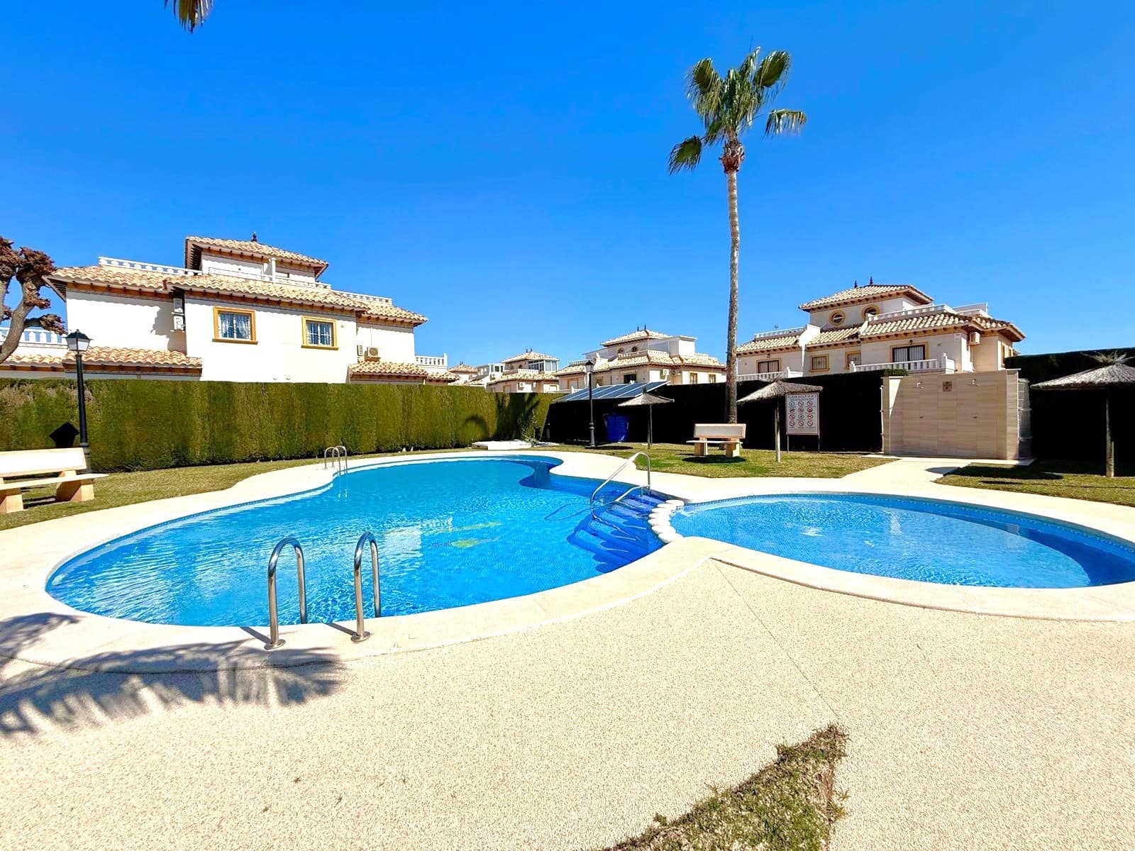 2 makuuhuone Omakotitalo myytävänä paikassa Orihuela Costa mukana uima-altaan - 221 000 € (Ref: 9961986)