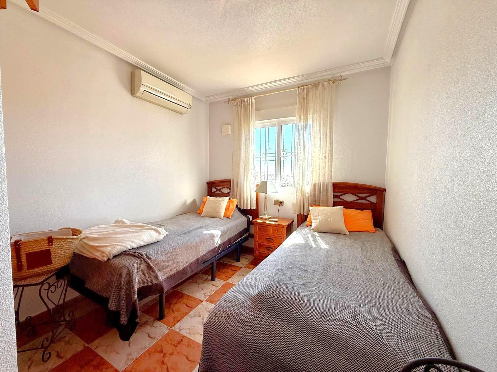 2 makuuhuone Omakotitalo myytävänä paikassa Orihuela Costa mukana uima-altaan - 221 000 € (Ref: 9961986)