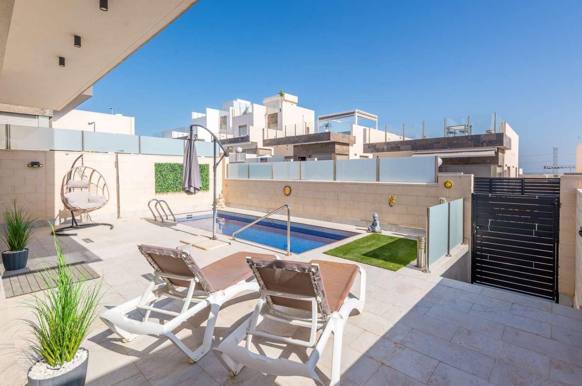 3 slaapkamer Villa te koop in Orihuela Costa met zwembad - € 375.000 (Ref: 9968109)