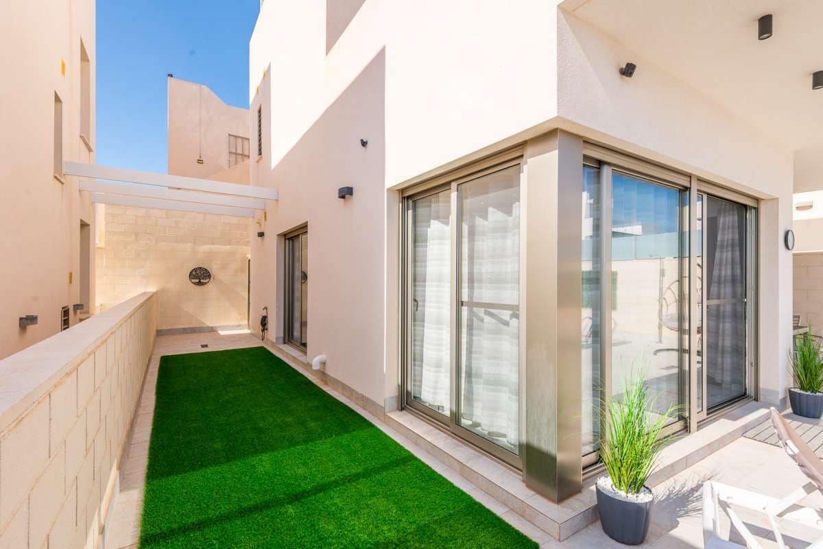 3 slaapkamer Villa te koop in Orihuela Costa met zwembad - € 375.000 (Ref: 9968109)