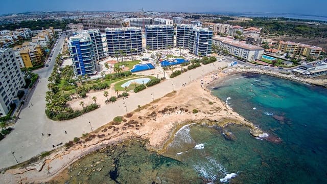 Apartamento de 2 habitaciones en Punta Prima, Orihuela en venta con piscina garaje - 450.000 € (Ref: 9972945)