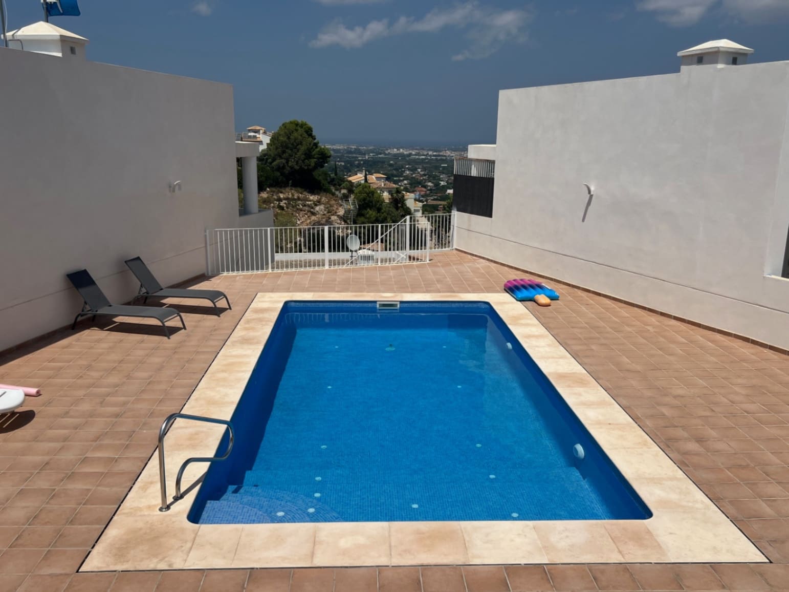 Villa/Maison Mitoyenne de 2 chambres à louer à Pedreguer avec piscine garage - 1 000 € (Ref: 10026280)