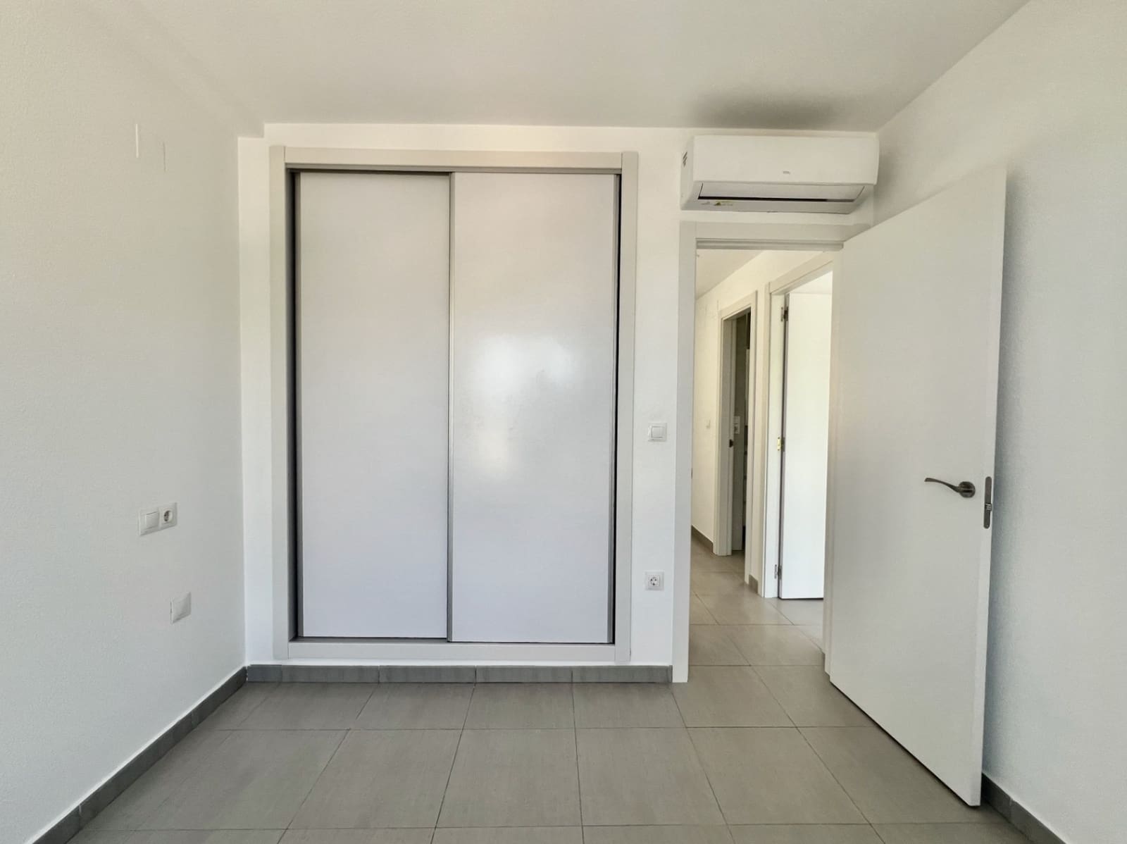 Villa/Maison Mitoyenne de 2 chambres à louer à Pedreguer avec piscine garage - 1 000 € (Ref: 10026280)