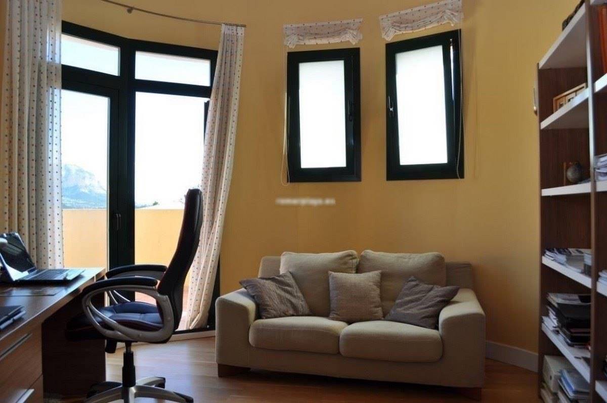 6 bedroom Villa for sale in Pedreguer with garage - € 800,000 (Ref: 3910880)