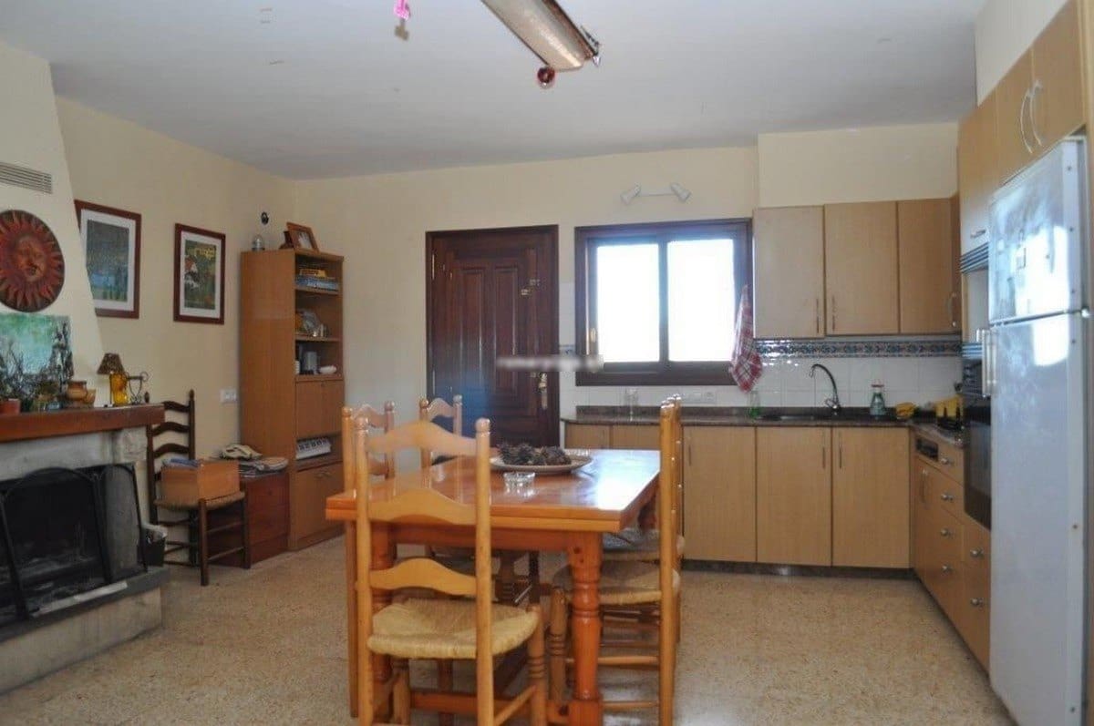 6 bedroom Villa for sale in Pedreguer with garage - € 800,000 (Ref: 3910880)