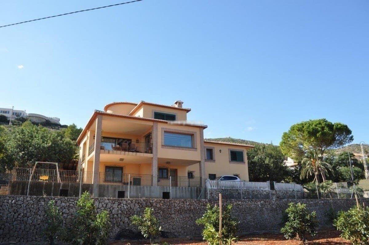 6 bedroom Villa for sale in Pedreguer with garage - € 800,000 (Ref: 3910880)