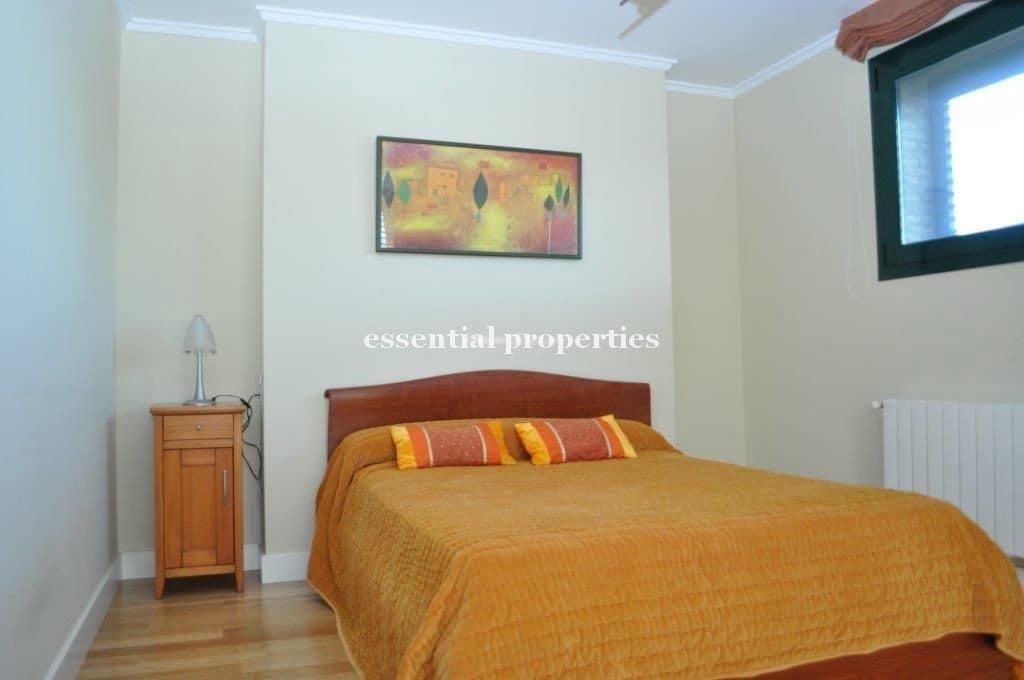 6 bedroom Villa for sale in Pedreguer with garage - € 800,000 (Ref: 3910880)