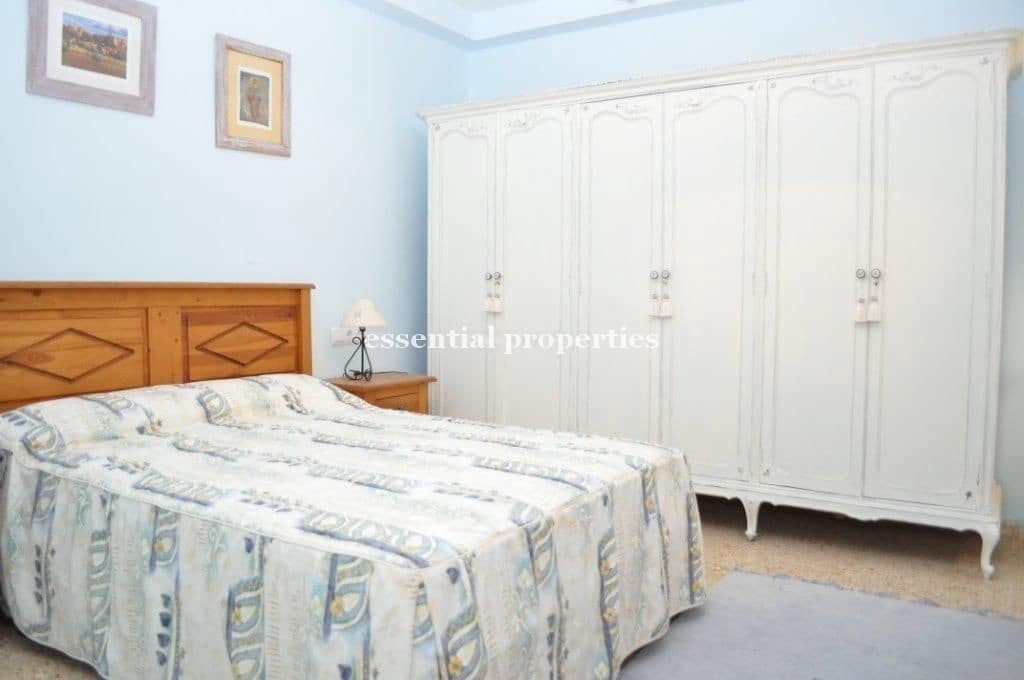 6 bedroom Villa for sale in Pedreguer with garage - € 800,000 (Ref: 3910880)