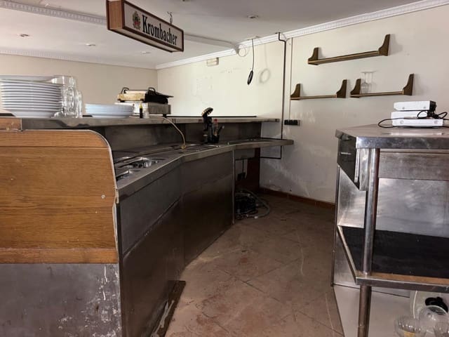 Commercieel te koop in Centro Urbano, Dénia met garage - € 200.000 (Ref: 8800109)