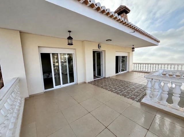 6 bedroom Villa for sale in La Manga del Mar Menor with garage - € 890,000 (Ref: 10024600)