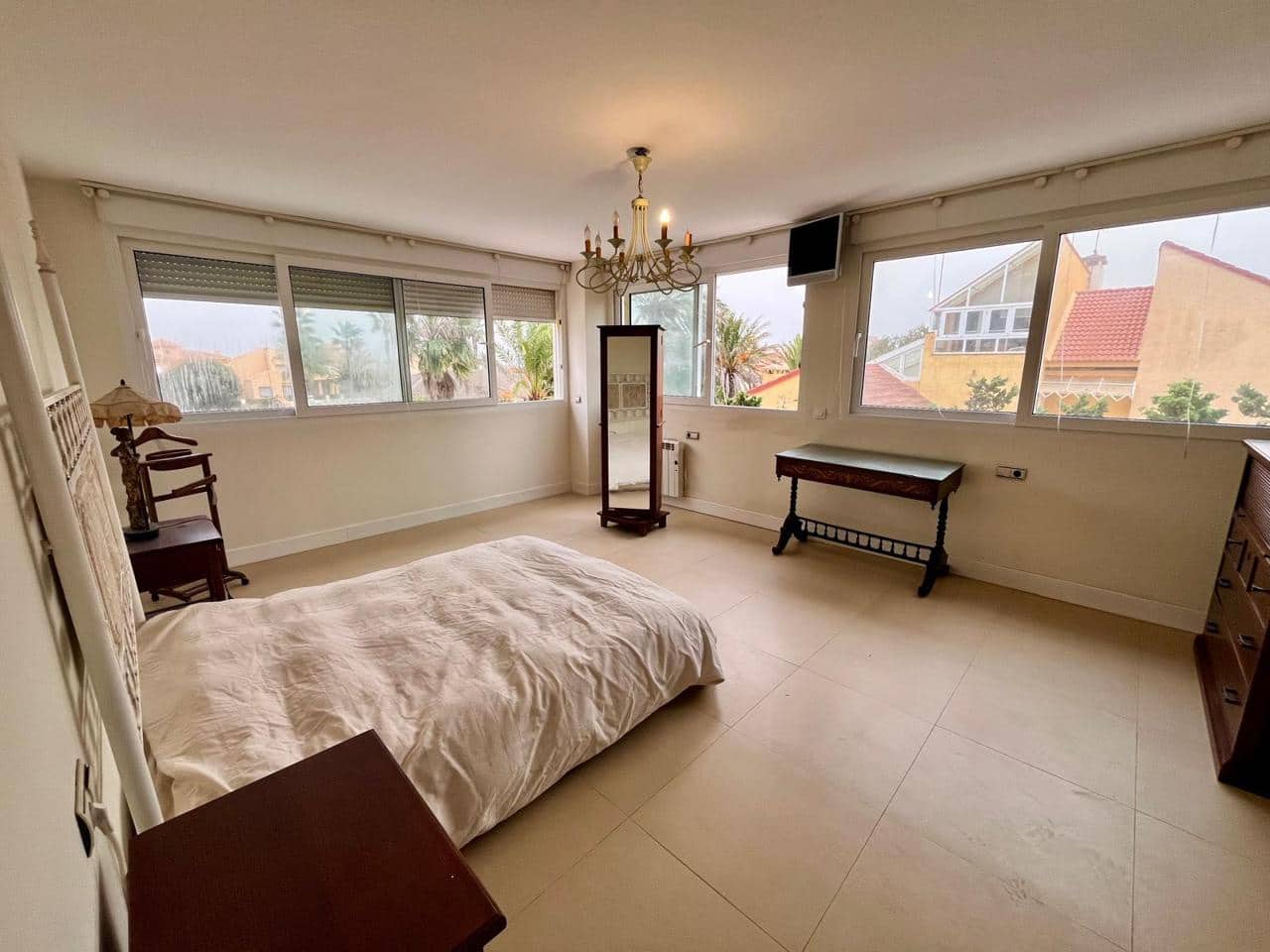 6 bedroom Villa for sale in La Manga del Mar Menor with garage - € 890,000 (Ref: 10024600)
