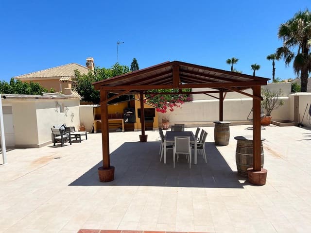 6 bedroom Villa for sale in La Manga del Mar Menor with garage - € 890,000 (Ref: 10024600)