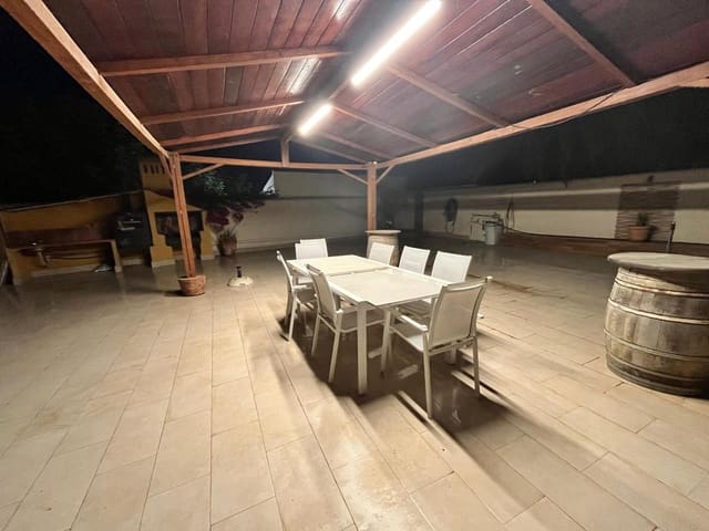 6 bedroom Villa for sale in La Manga del Mar Menor with garage - € 890,000 (Ref: 10024600)