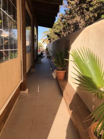 6 bedroom Villa for sale in La Manga del Mar Menor with garage - € 890,000 (Ref: 10024600)