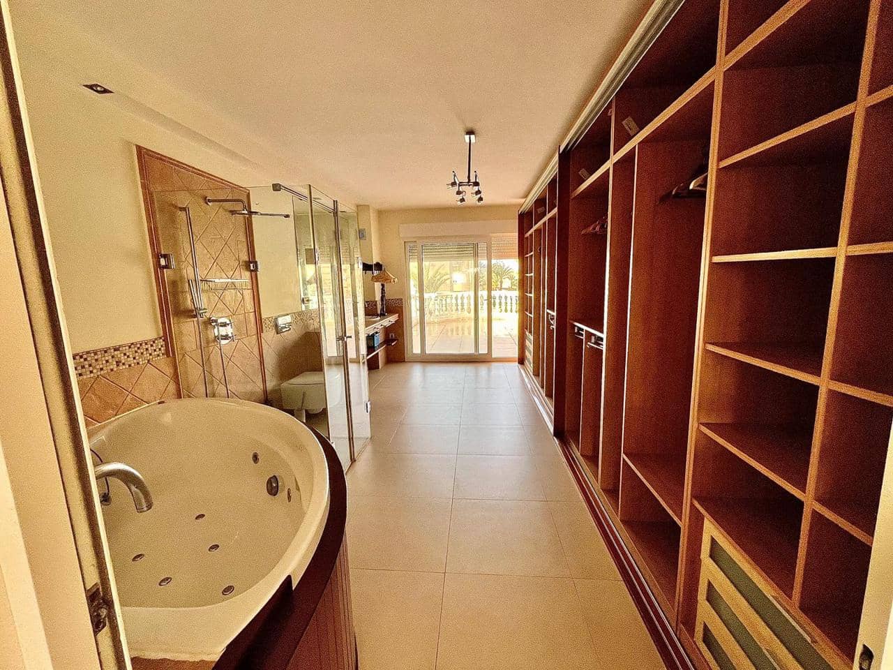 6 bedroom Villa for sale in La Manga del Mar Menor with garage - € 890,000 (Ref: 10024600)