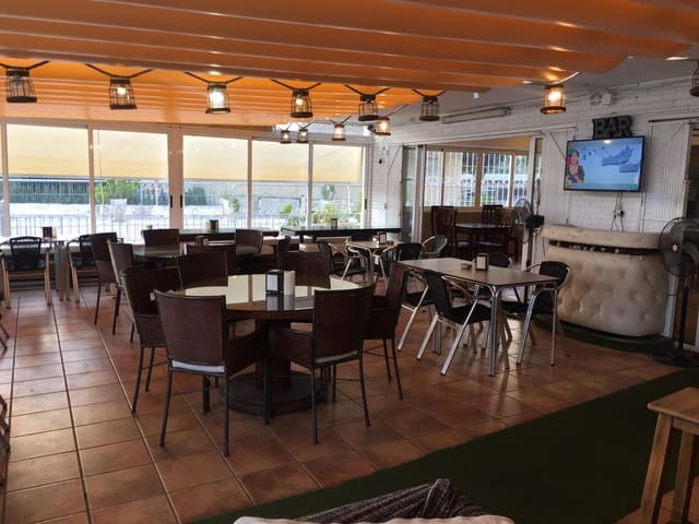 1 bedroom Business for sale in Playa Poniente, Benidorm with garage - € 265,000 (Ref: 5086855)