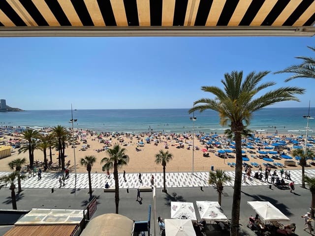 3 bedroom Flat for sale in Levante, Benidorm with garage - € 590,000 (Ref: 7344591)