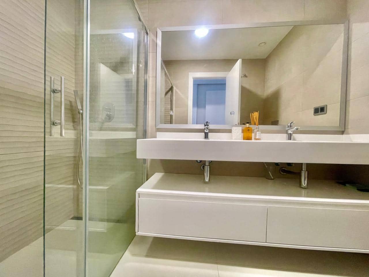 Piso de 2 habitaciones en Benidorm en venta con piscina garaje - 620.000 € (Ref: 8960710)