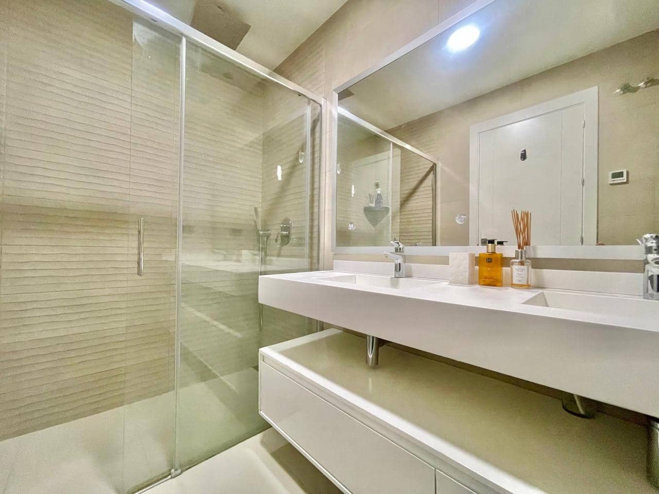 Piso de 2 habitaciones en Benidorm en venta con piscina garaje - 620.000 € (Ref: 8960710)