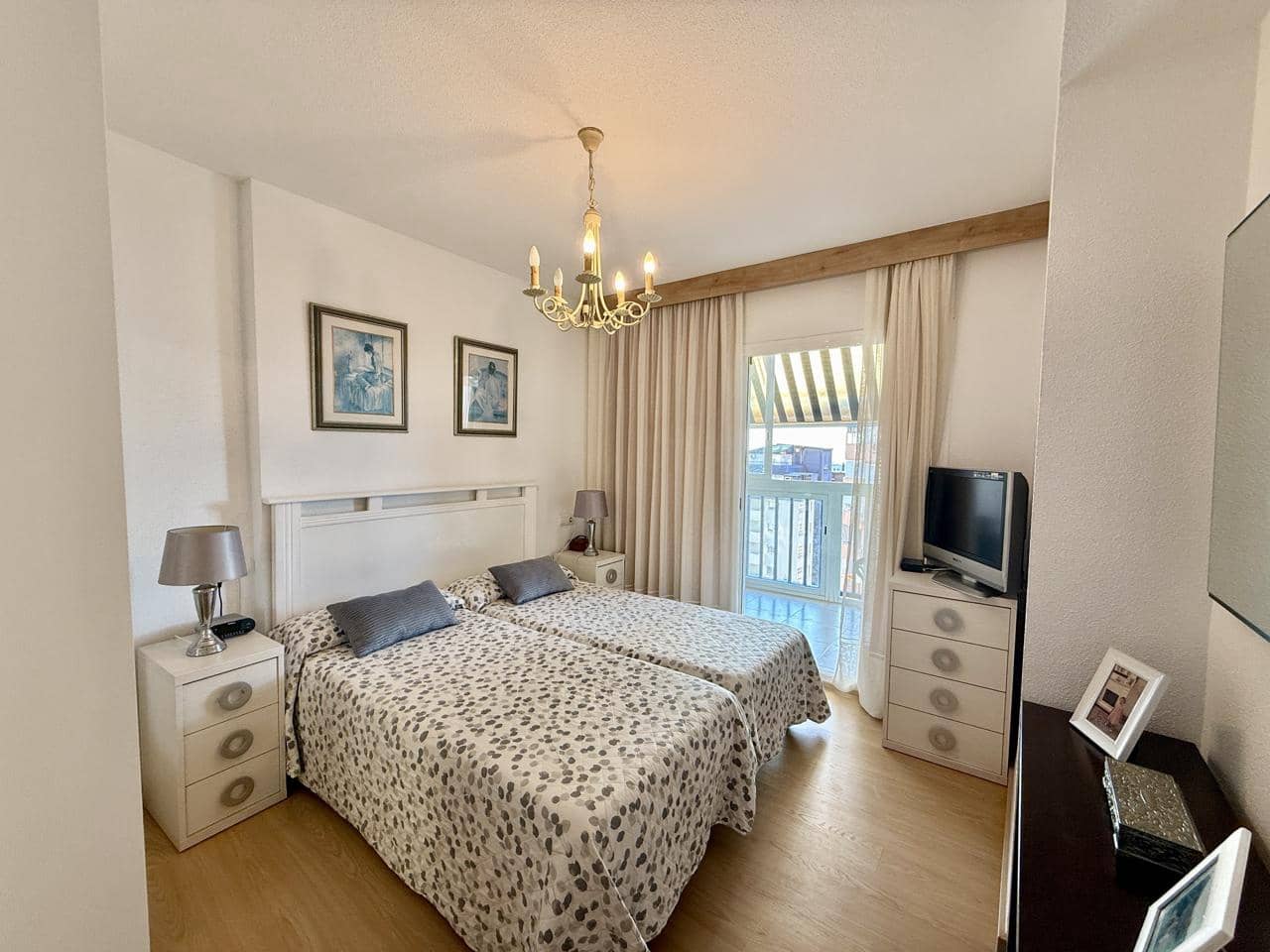 2 bedroom Flat for sale in Benidorm with pool garage - € 300,000 (Ref: 9396735)