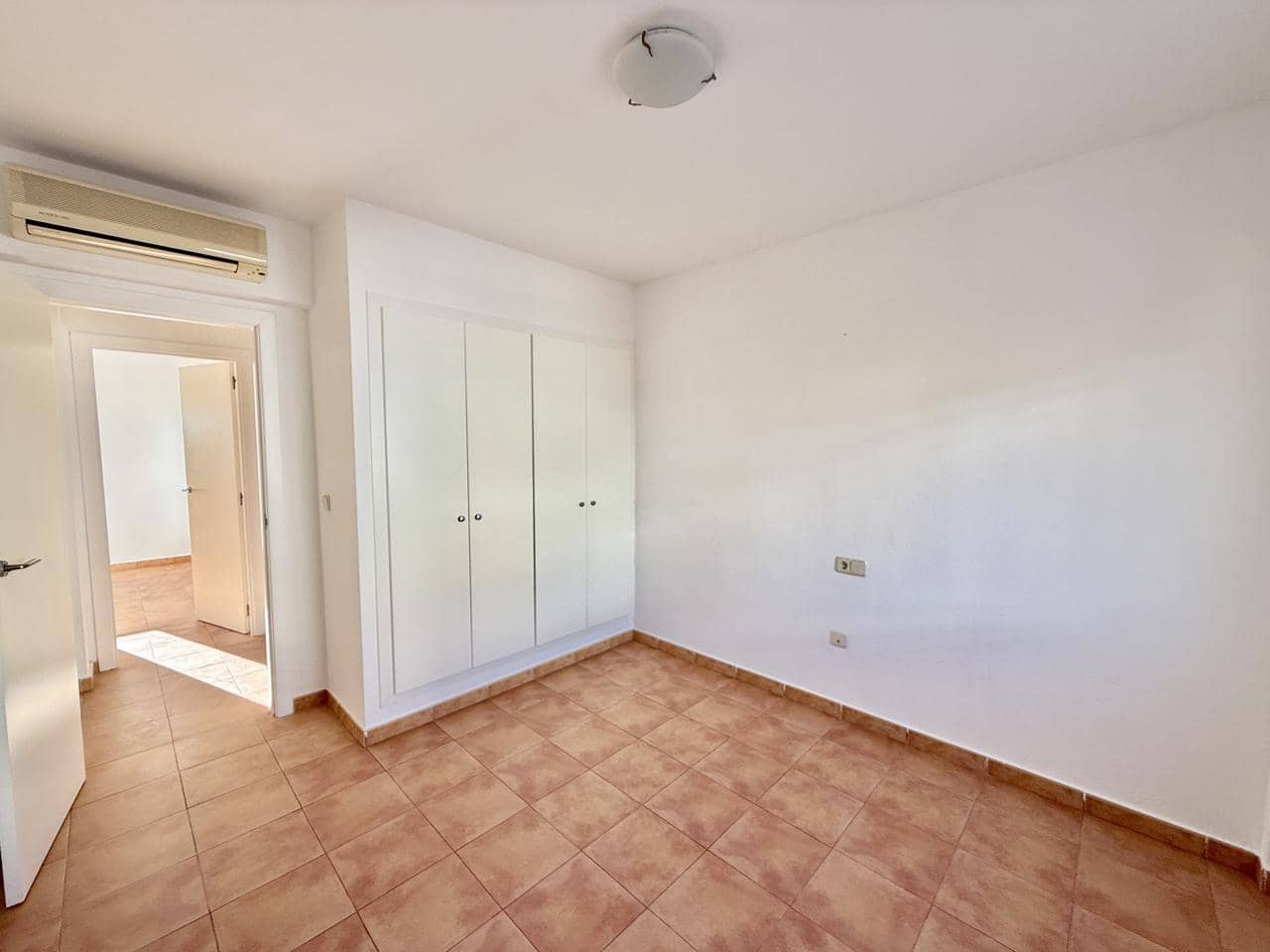 3 sypialnia Willa na sprzedaż w Relleu z basenem garażem - 180 000 € (Ref: 9609958)