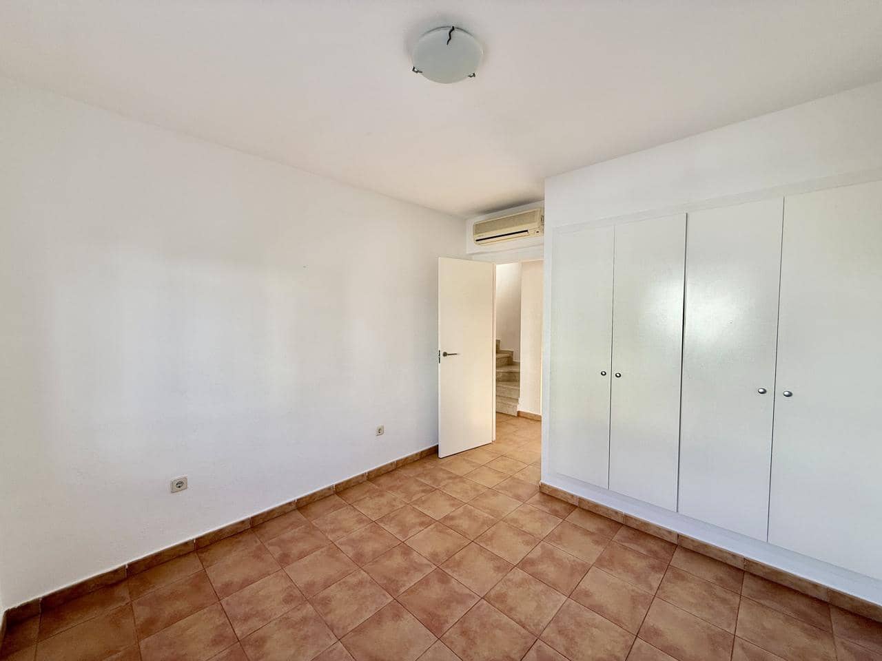 3 sypialnia Willa na sprzedaż w Relleu z basenem garażem - 180 000 € (Ref: 9609958)