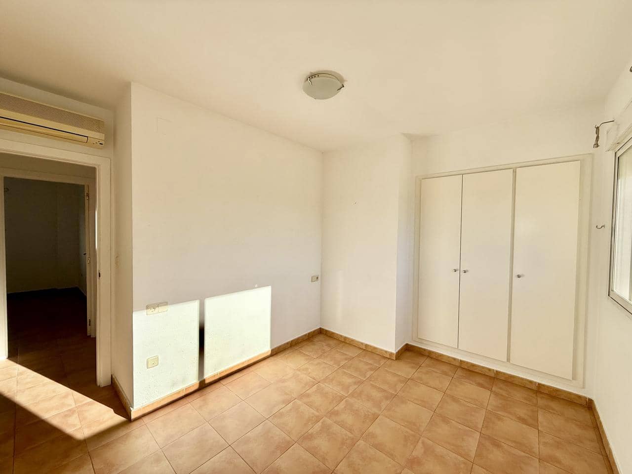 3 sypialnia Willa na sprzedaż w Relleu z basenem garażem - 180 000 € (Ref: 9609958)