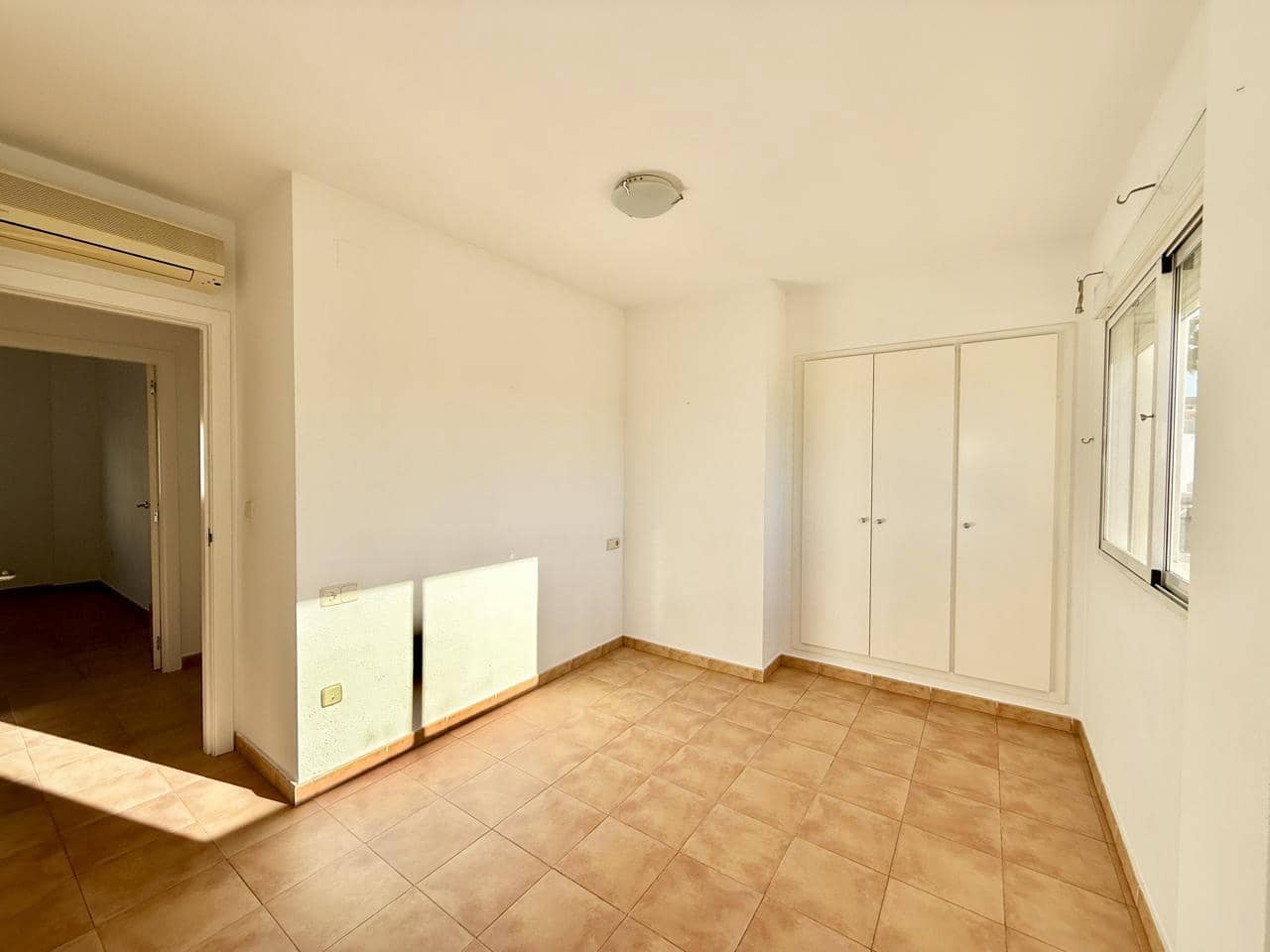 3 sypialnia Willa na sprzedaż w Relleu z basenem garażem - 180 000 € (Ref: 9609958)