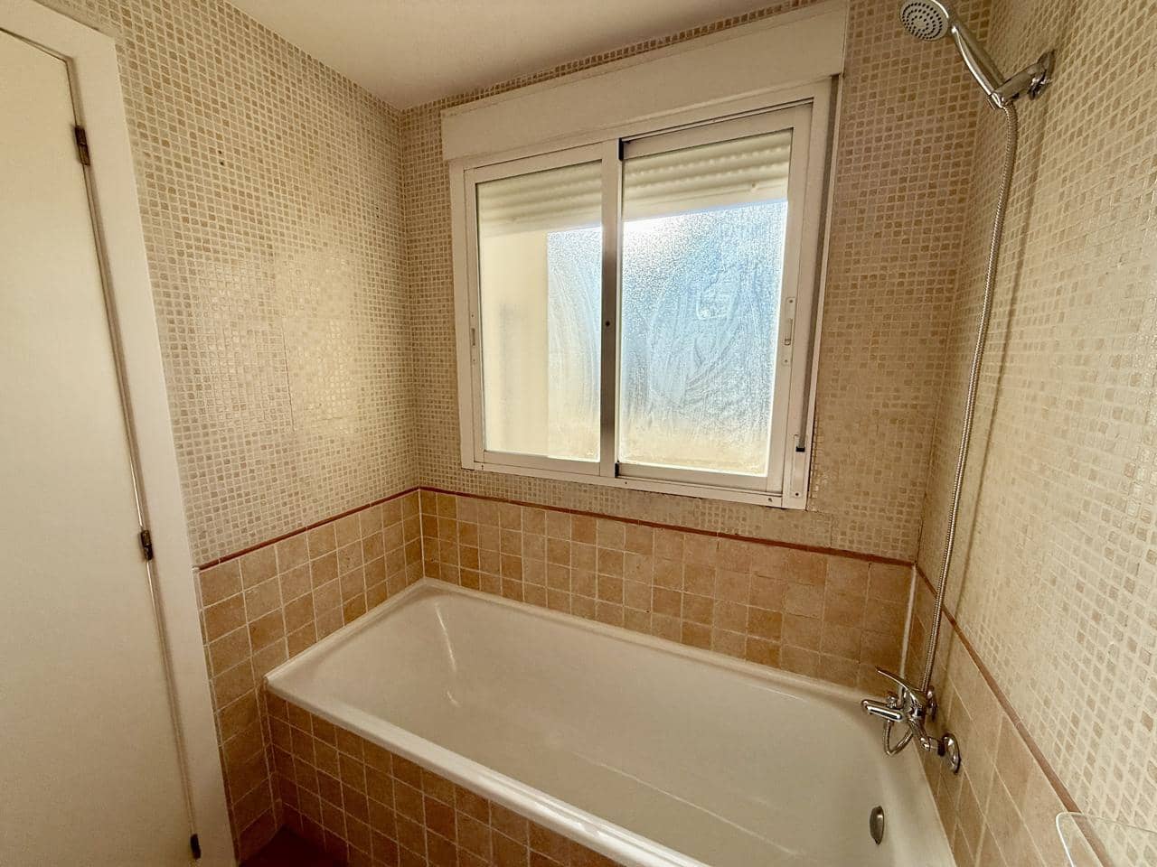 3 sypialnia Willa na sprzedaż w Relleu z basenem garażem - 180 000 € (Ref: 9609958)