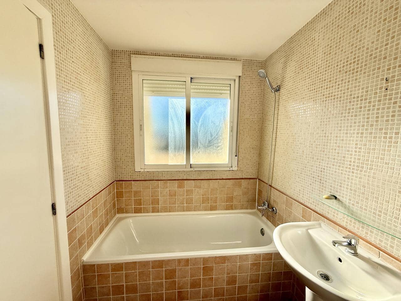 3 sypialnia Willa na sprzedaż w Relleu z basenem garażem - 180 000 € (Ref: 9609958)