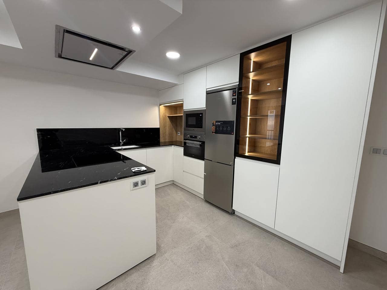 2 bedroom Flat for sale in Benidorm with garage - € 550,000 (Ref: 9715470)