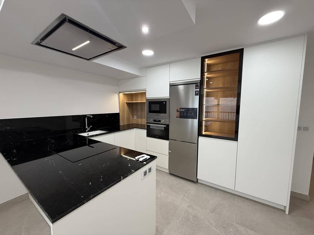 2 bedroom Flat for sale in Benidorm with garage - € 550,000 (Ref: 9715470)