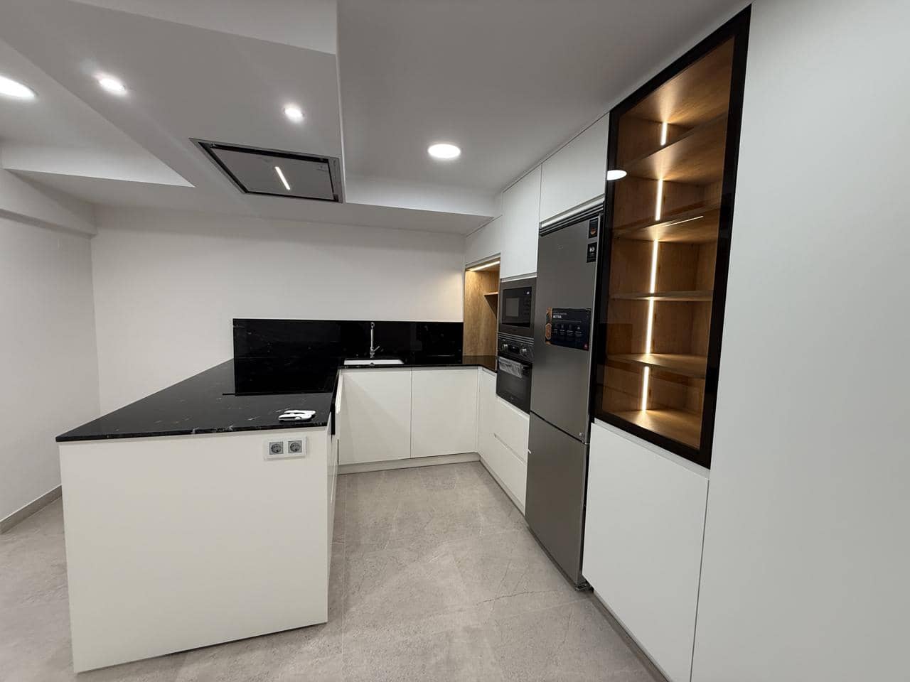 2 bedroom Flat for sale in Benidorm with garage - € 550,000 (Ref: 9715470)