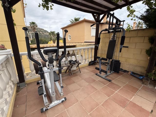 4 chambre Villa/Maison à vendre à La Nucia avec piscine garage - 598 000 € (Ref: 9809815)