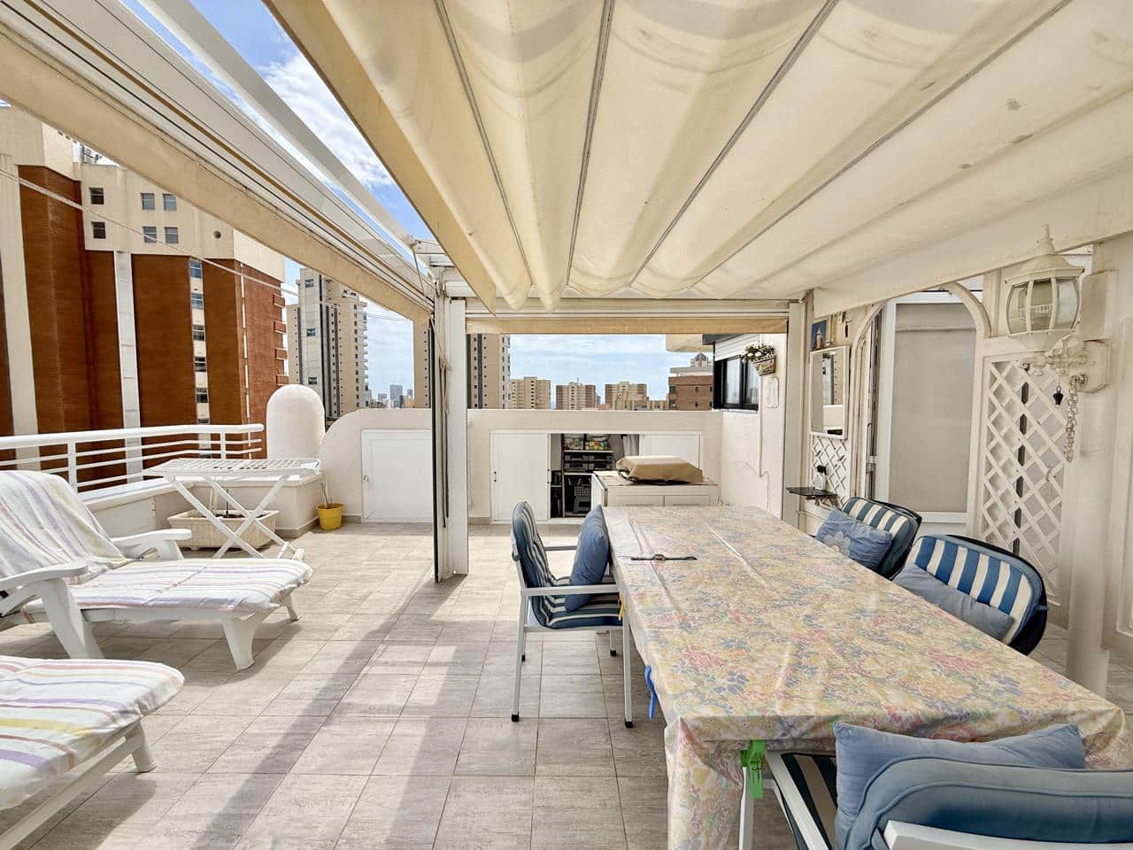 3 bedroom Flat for sale in Benidorm with pool garage - € 420,000 (Ref: 9832310)