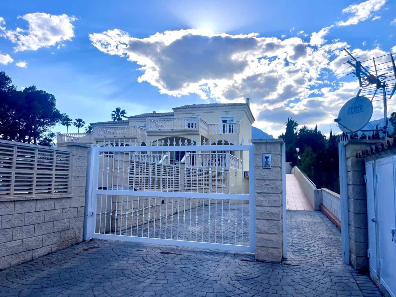 4 bedroom Villa for sale in La Nucia with pool garage - € 487,900 (Ref: 9838411)