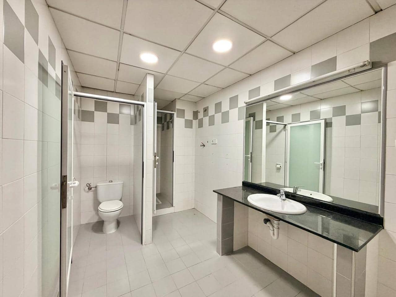 Entreprise de 1 chambre à louer à Benidorm - 1 500 € (Ref: 9874187)