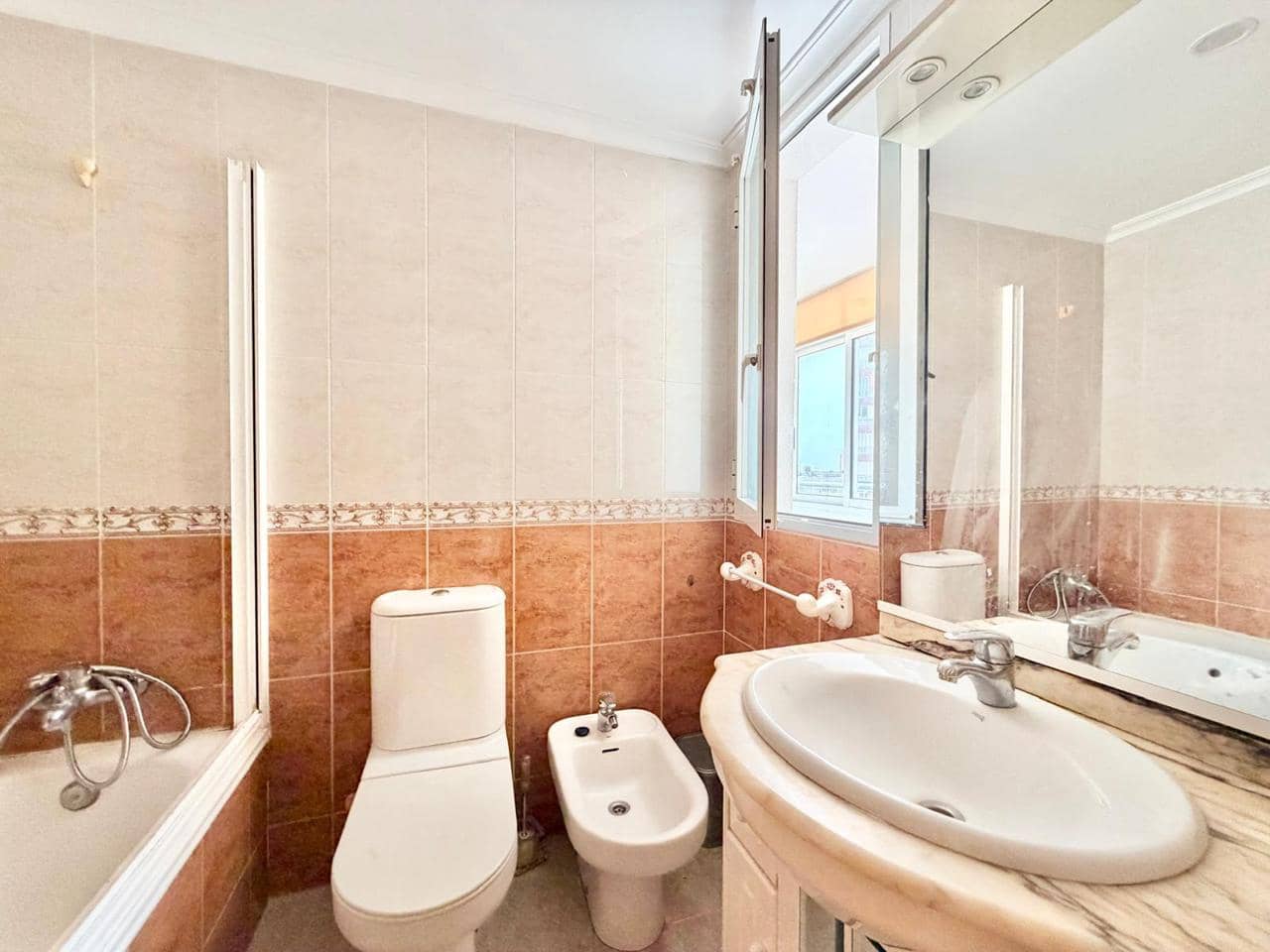 Piso de 3 habitaciones en Benidorm en alquiler con garaje - 1.000 € (Ref: 9984009)