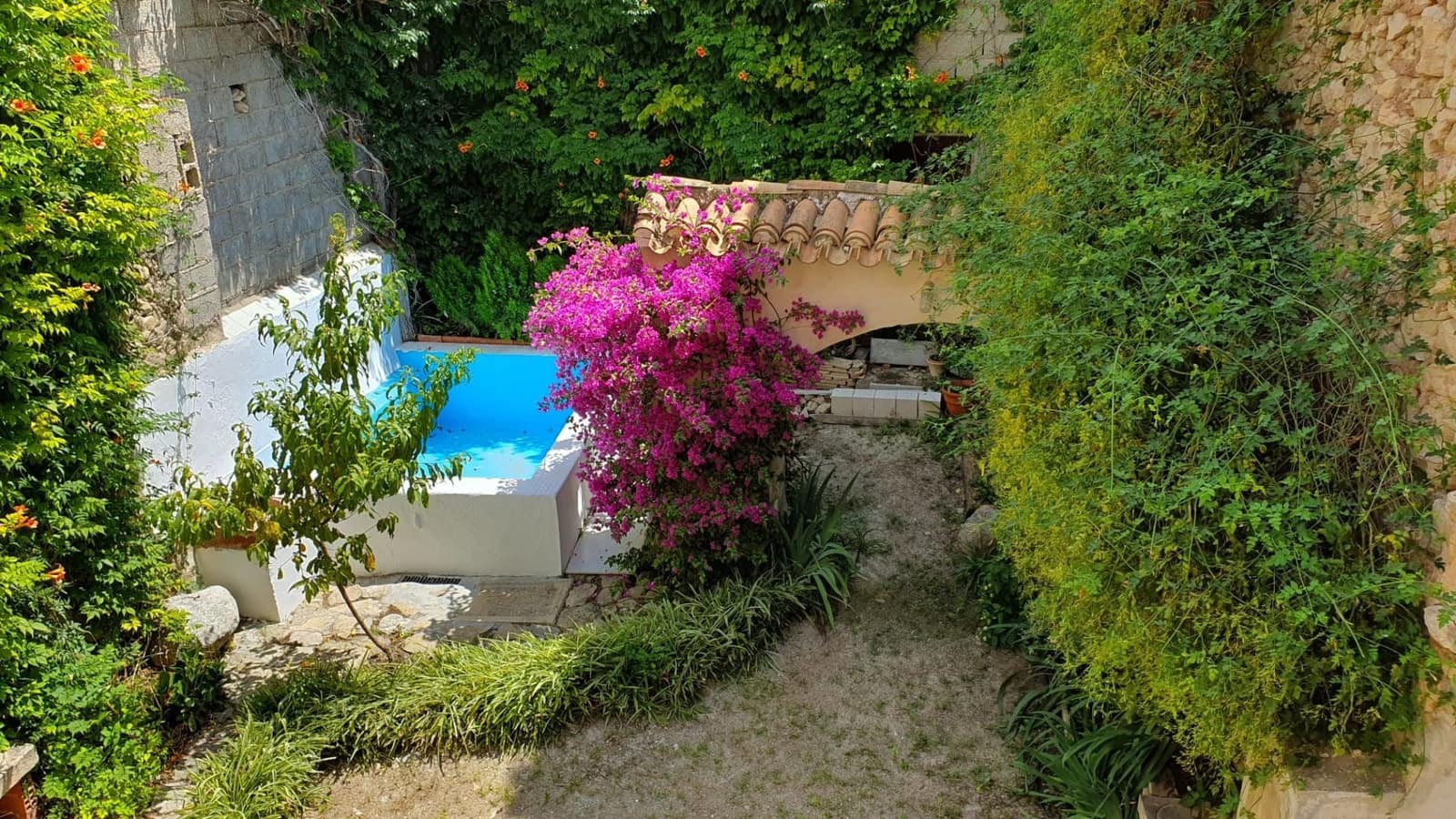 8 soveværelse Byhus til salg i Sella - € 430.000 (Ref: 3216992)