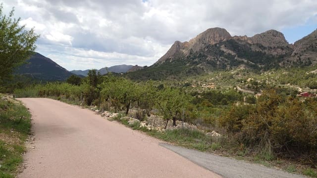 Grunde uden byggetilladelser til salg i Finestrat Pueblo, Finestrat - € 86.000 (Ref: 6801558)