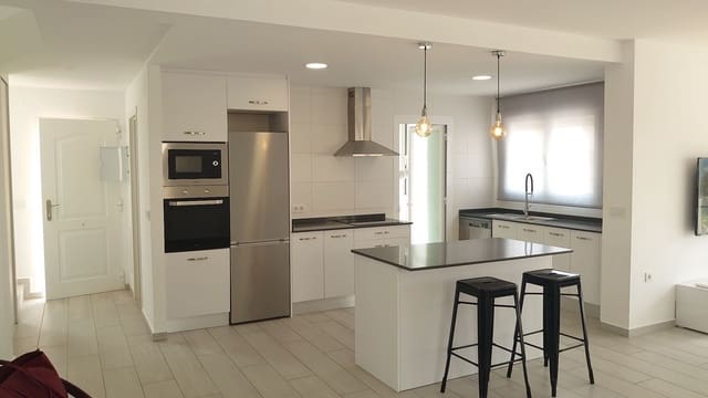 4 makuuhuone Huvila myytävänä paikassa Balcón de Finestrat - Terra Marina, Finestrat mukana uima-altaan 
autotalli - 850 000 € (Ref: 9812958)