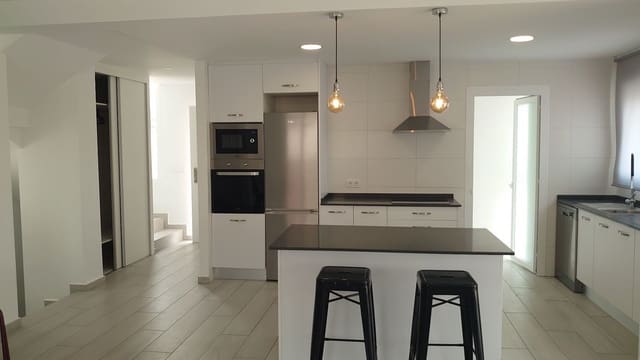 4 makuuhuone Huvila myytävänä paikassa Balcón de Finestrat - Terra Marina, Finestrat mukana uima-altaan 
autotalli - 850 000 € (Ref: 9812958)