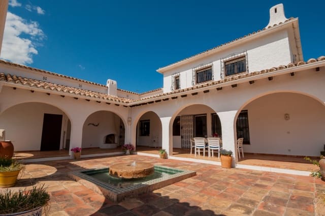 5 bedroom Villa for sale in Moraira, Teulada-Moraira with pool garage - € 1,699,000 (Ref: 9882326)