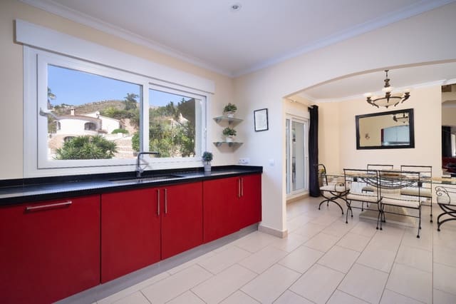 Chalet de 4 habitaciones en Moraira, Teulada-Moraira en venta con piscina garaje - 949.000 € (Ref: 9882330)