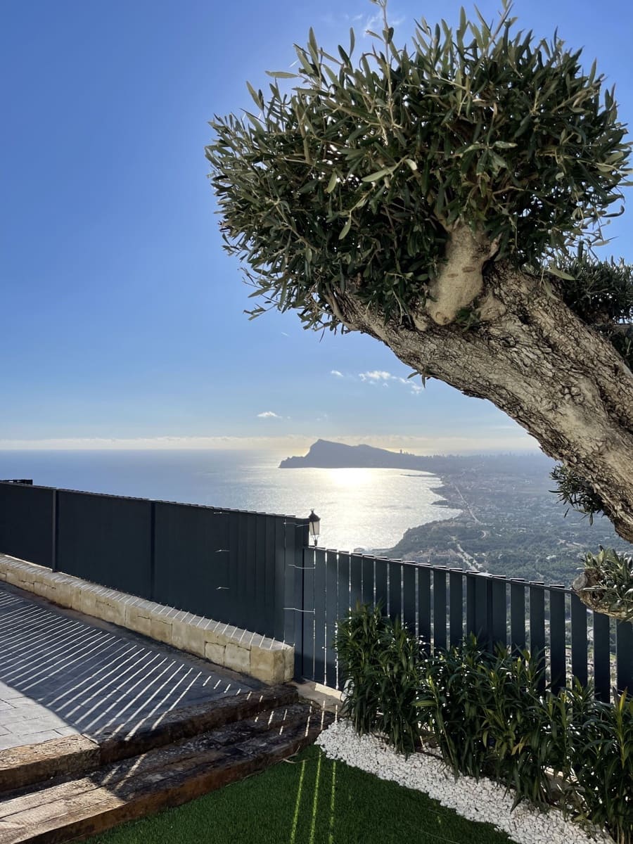 4 bedroom Villa for sale in Altea with pool garage - € 2,599,000 (Ref: 3554678)