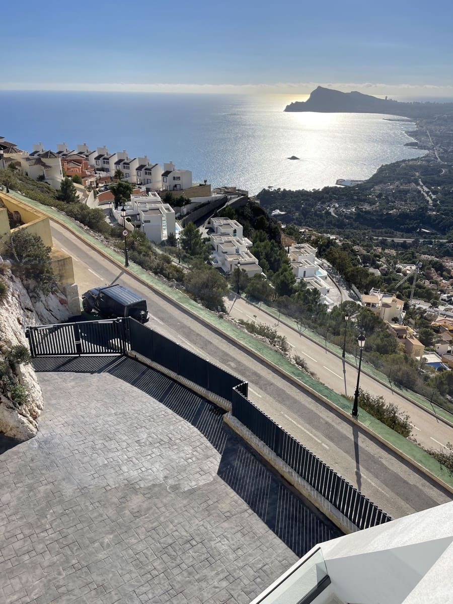 4 bedroom Villa for sale in Altea with pool garage - € 2,599,000 (Ref: 3554678)