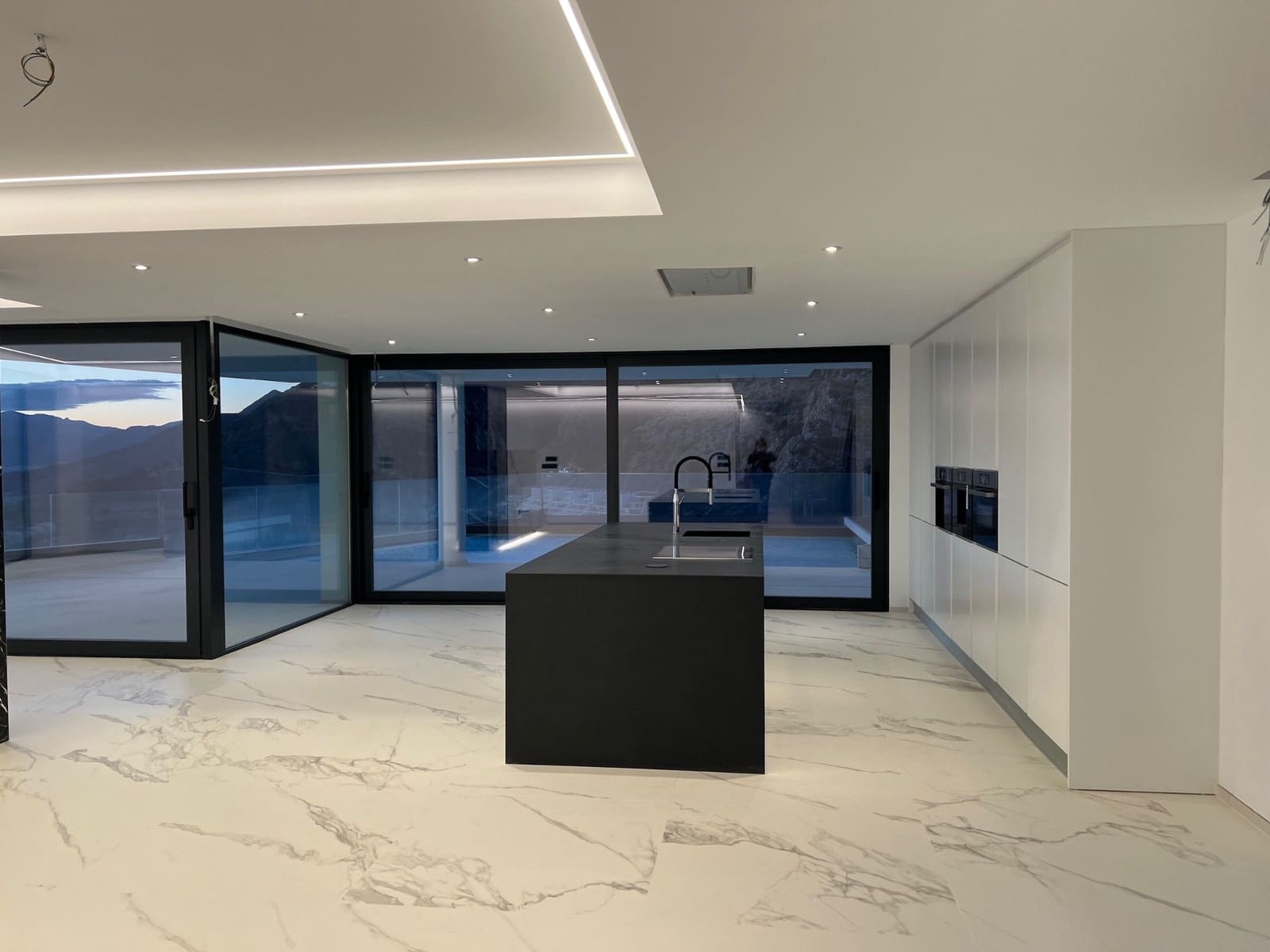 4 bedroom Villa for sale in Altea with pool garage - € 2,599,000 (Ref: 3554678)